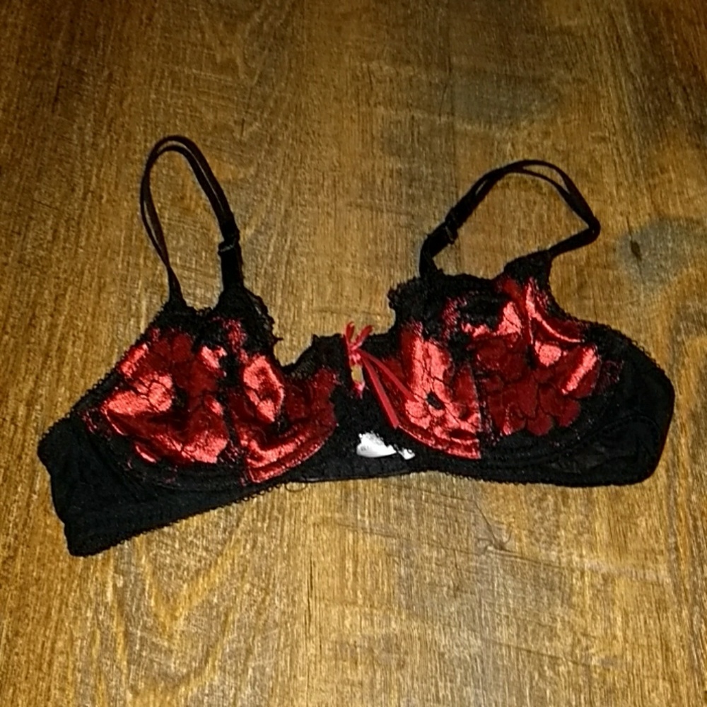 Red/black lace bra